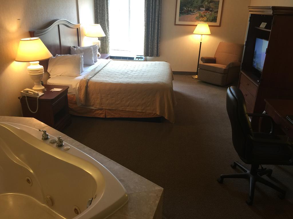 Quality Inn & Suites Danville Ngoại thất bức ảnh